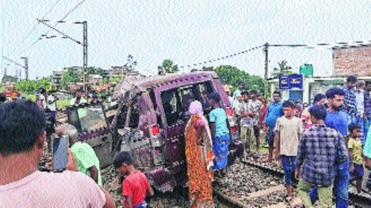 5 killed as train hits pool car at open level crossing