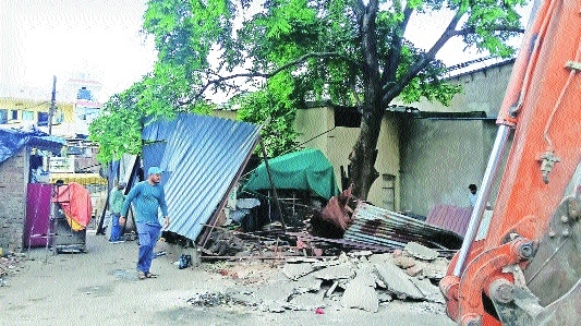 City Police bulldoze illegal shops of MCOCA accused at Kamal Chowk