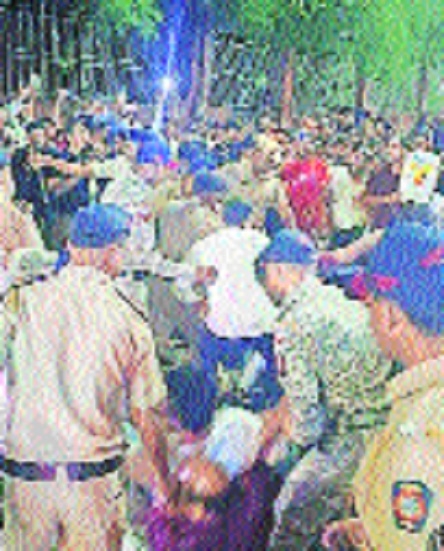 Cops remove protesters from Samvidhan Square 