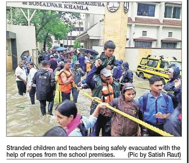Somalwar Nikalas Khamla students teachers stuck in inundated premises 