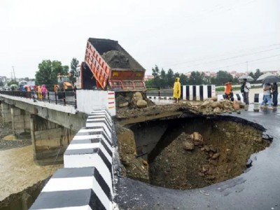 Giant crater appears on new Dehradun bridge <br> Rs 16 cr crumbled in 16 days: Cong