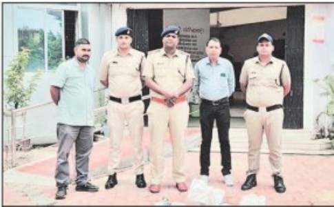 Gorakhpur Police confiscate 71bottles of illicit English liquor