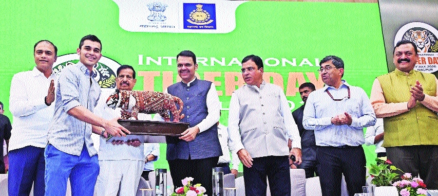 Chief Minister Devendra Fadnavis felicitating a participant of 