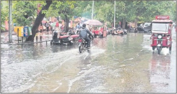 INTERMITTENT RAINFALLthrows life out of gear in city