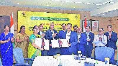 Senior officers of GAIL RCF and others pose for a group 