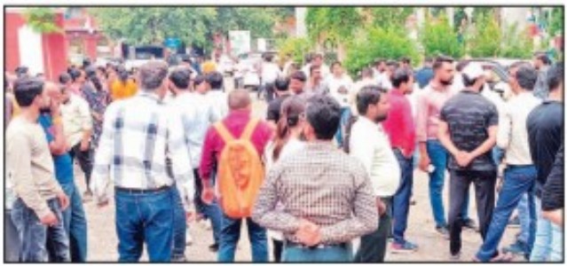 JMC’s outsourcedcomputer operatorsstage protest overnon-payment of salaries