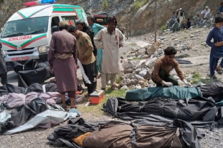 40 killed after bus falls into ravine in Pakistan