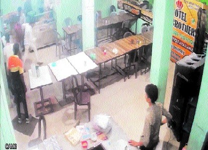 Armed gang storms restaurant, attacks customers with swords, bats