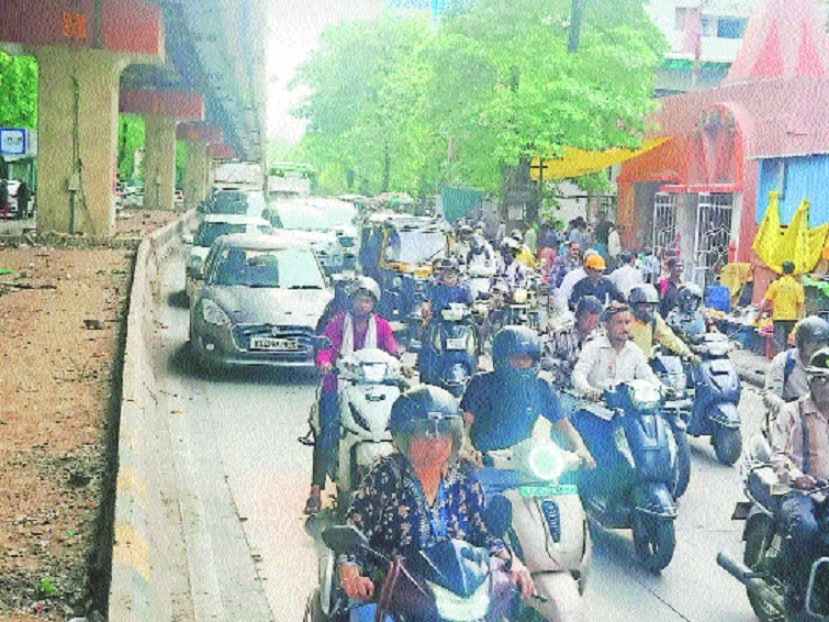 Long queue of vehicles due to traffic snarls has become