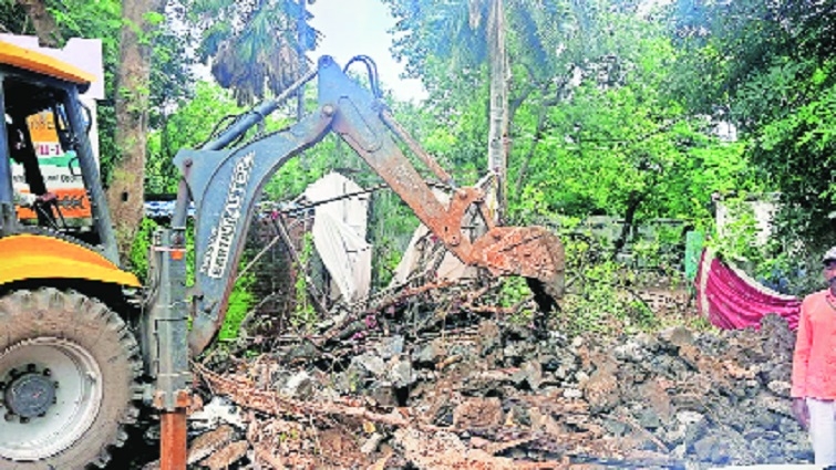 NMC demolishes illegal slabs over nullah in Kachipura