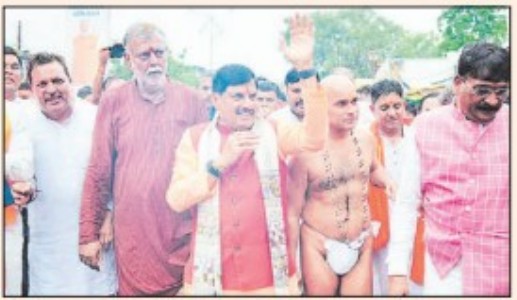 CM joins Yatra,carries kawad
