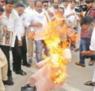 Cong workers burn effigy of State Govt