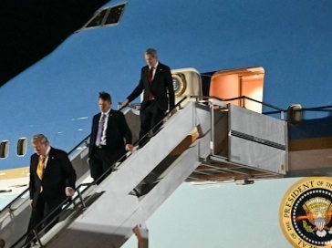 Iran threat prompts Trump to take secret flight