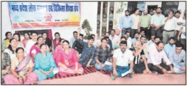 Staffers of Autonomous Medical Colleges across MP stage 2-hr sit-in outside NSCBMC Dean’s office