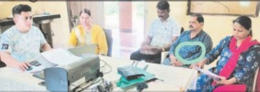 Lokyukta Police catchclerk accepting bribe