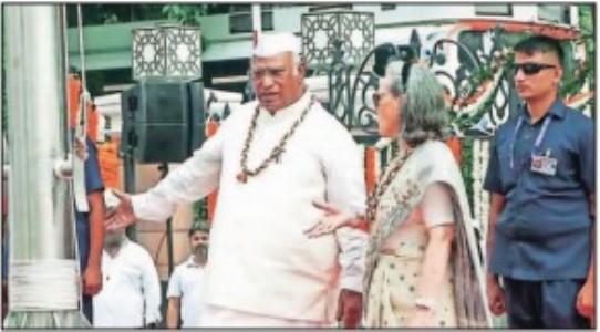 Cong should apologise for insulting Vande Mataram: Shah