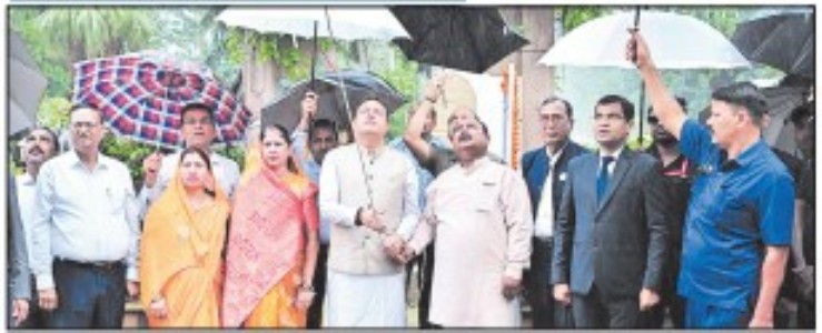 Mayor hoists National Flag at JMC Hq