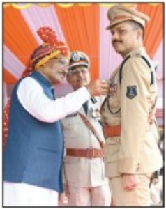 CM honours DCP Tarkeshwar Patel withIndian Police Medal at I-day ceremony