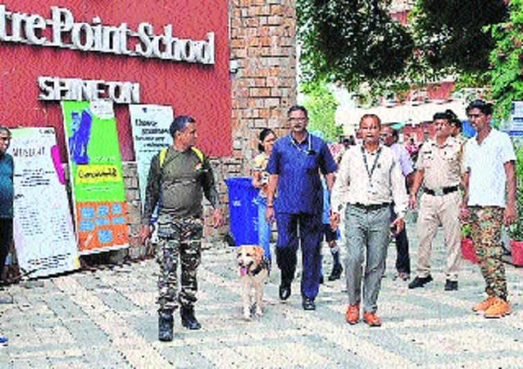 BDDS Squad conducting an inspection at Centre Point School Wardhaman Nagar