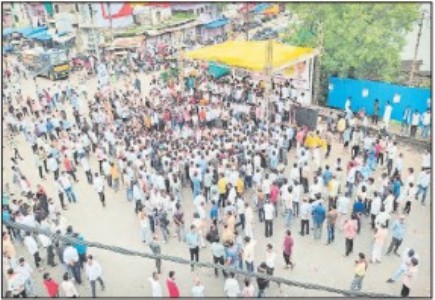 Patan locals stage road blockade, Angry over roads damaged due to work on Jabalpur-Bhopal highway