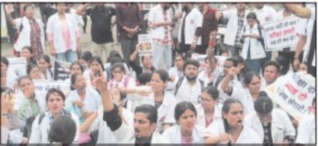 Nursing students march to CM House,stopped at Polytechnic crossing