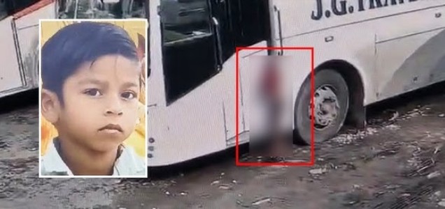 7-year-old killedafter gettingtrapped in hydraulicdoor of parked bus