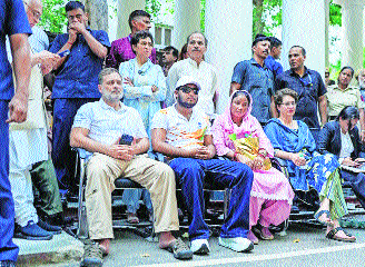 Rahul’s dharna forces Delhi