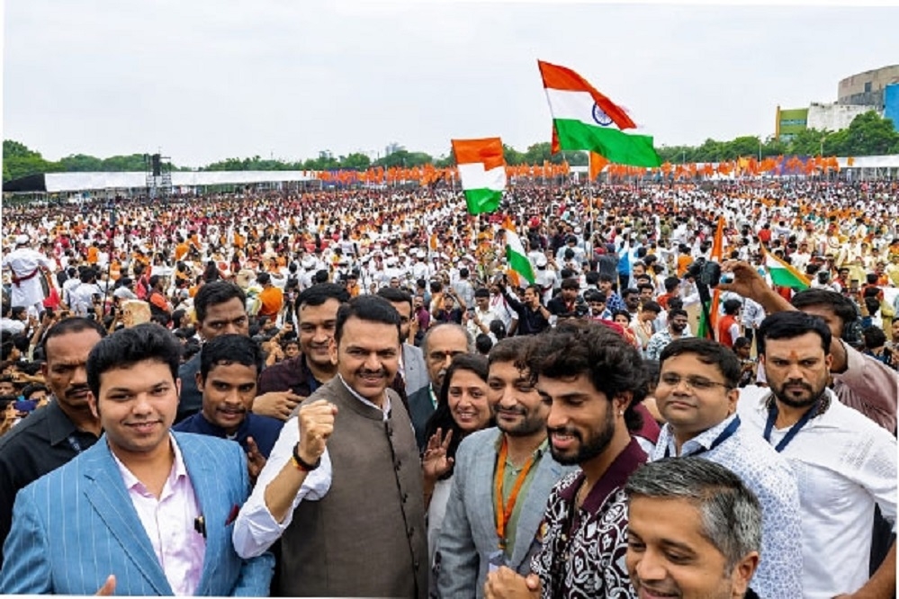 585 flag-bearers set world record