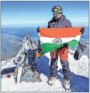 Jabalpur cop VARSHA PATEL,scales Europeís highest peak Elbrus Varsha Patel poses with the Tricolour after scaling Mount Elbrus,the highest peak in Europe, in Russia. (PTI)Varsha Patel hoisted the Tricolour at 18,510 feet atop Mt Elbrus on August 21