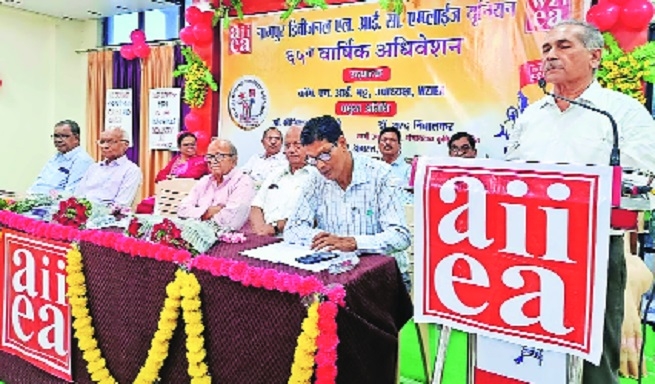 Employees oppose privatisation of LIC
