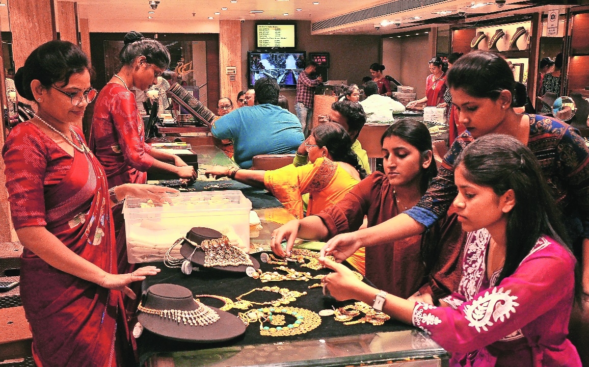 Festive surge global tensions to push gold