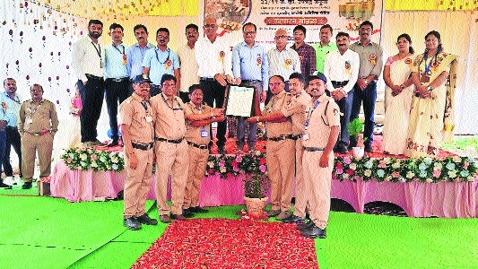 MSEDCL CE Dilip Dodke and other officials presenting the ISO certificate