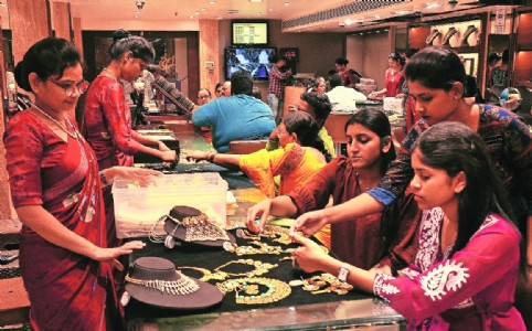 Festive surge, global tensions to push gold toward record Rs 1.75 lakh/10gms mark ahead of Diwali