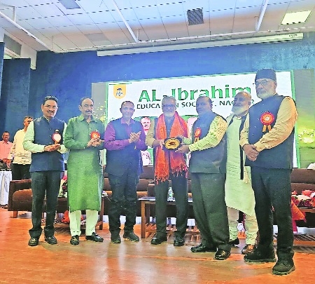 Farooque Akbani receives Vidarbha Gaurav Award