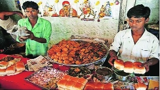 Maharashtra Hotel and Food Workers Union demands FSSAI training for food workers  