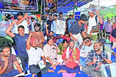 Stir enters 13th day with 6 on fast <br> Oppn protests on Assembly premises <br> J’khand paper leak