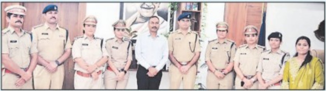 SP Upadhyay pins third staron 11 promoted police officers