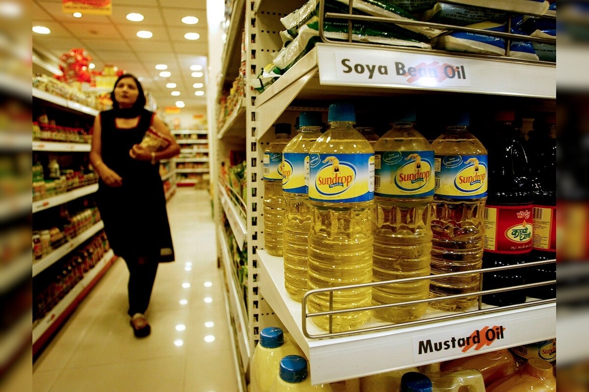 indian women buying oil in supermarket pixels