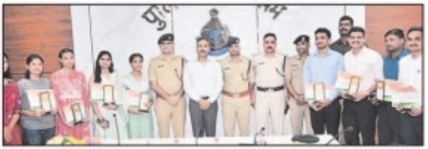 Free coaching schemehelp ten students crackSI exam, felicitated