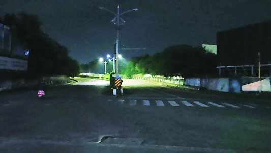 Darkness rules Ajni-Wanjari Nagar stretches  