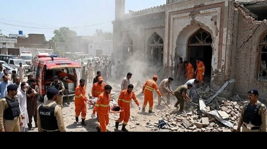 21 killed , over 78 injured in suicide blast at Pak mosque