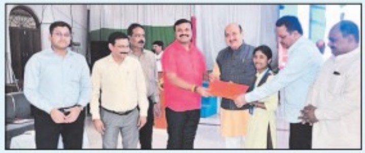 CM Dr Yadav presents laptops to city’sOM CHOUKSE, SHIVANGI NAGDEV in Bhopal