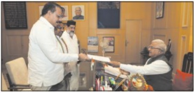 Congress delegation meetsGovernor over Vijay Shahremark on Col Qureshi row