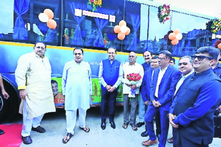 Gadkari dedicates e-bus for senior citizens 