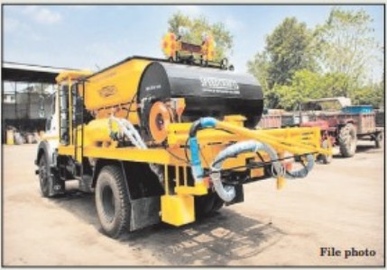 Corporators stage protest, demand JMC toimmediately repair potholes-filled roads
