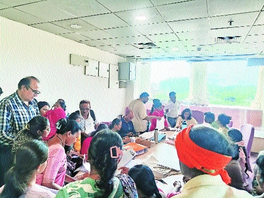 Electors surround the BLOs and AEROs at hearing centres on first day of hearings under SIR