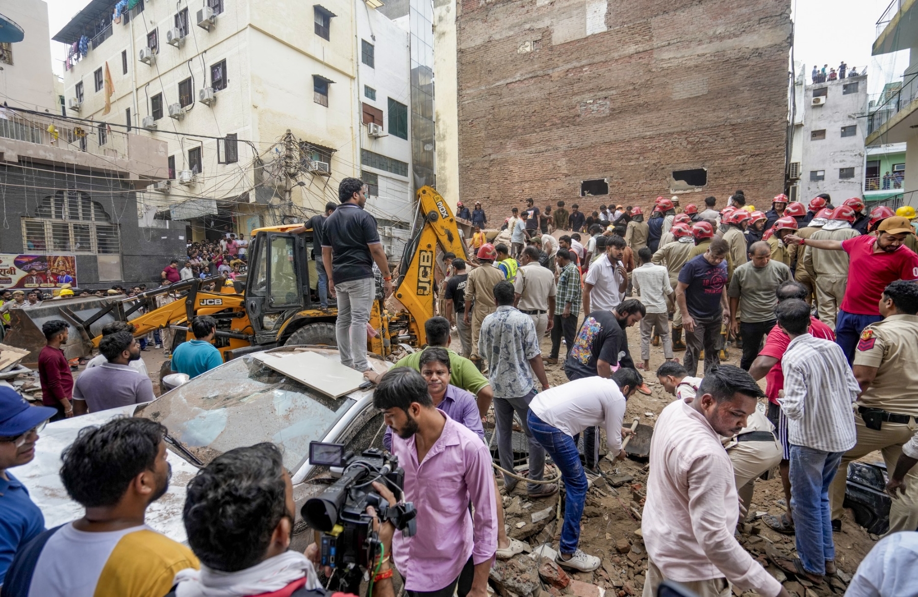 5 killed as 5-storey hostel collapses in Delhi