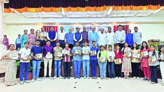 Shikshak Sahakari Bank felicitates meritorious to mark Teachers Day