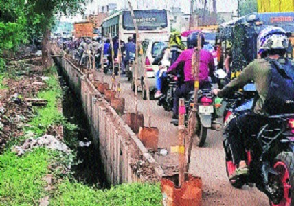 Traffic police in spotlight as flyover work triggers jams on Wardha Road